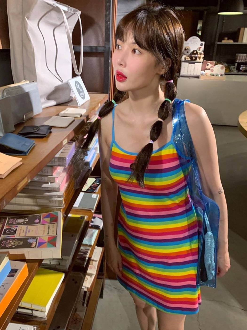 差距|金泫雅衣品好绝，三套造型都搭连衣裙，居然风格差距还这么大？