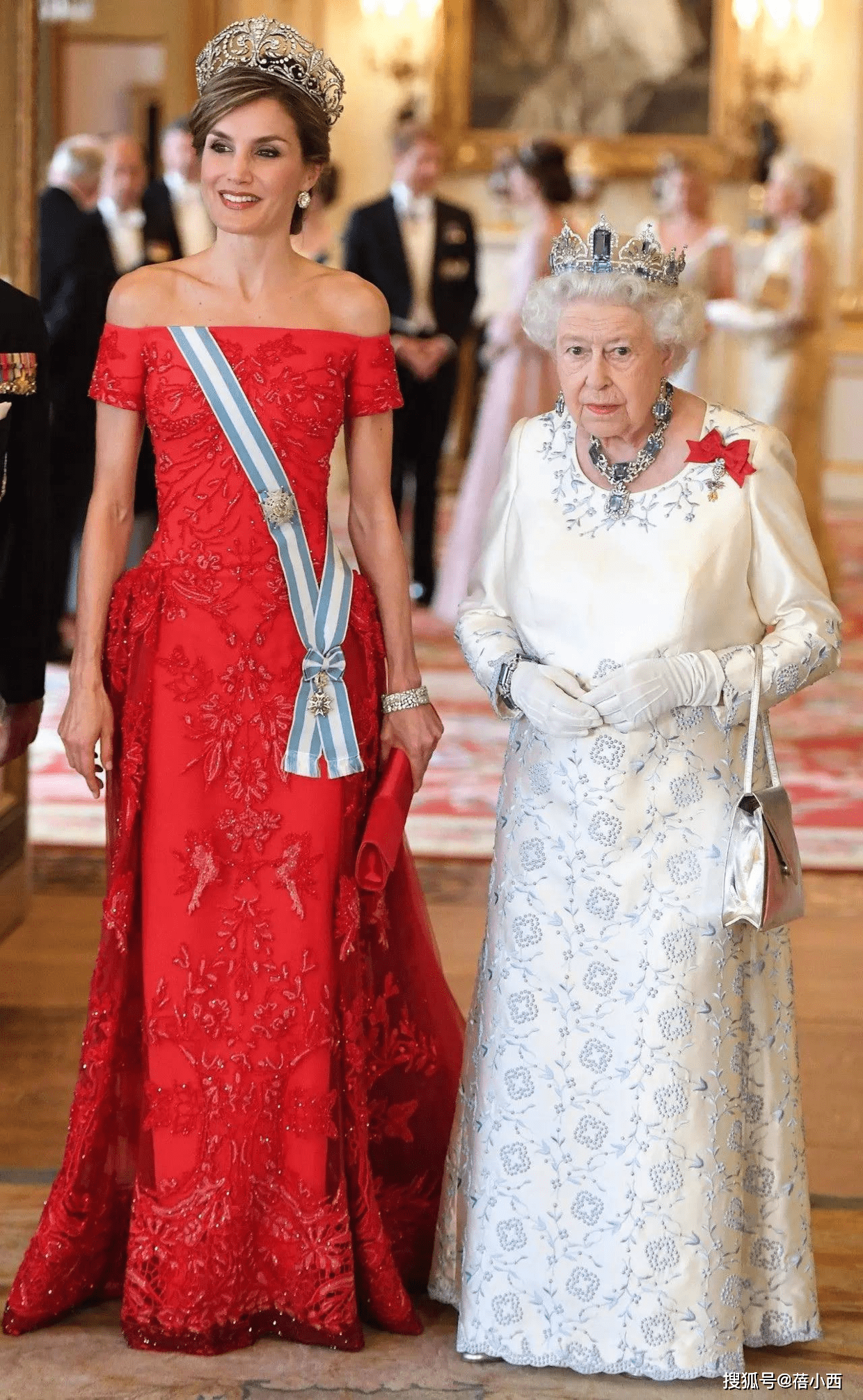 被西班牙王后的衣品惊艳到了，穿印花套裙配红鞋气质优雅又高级