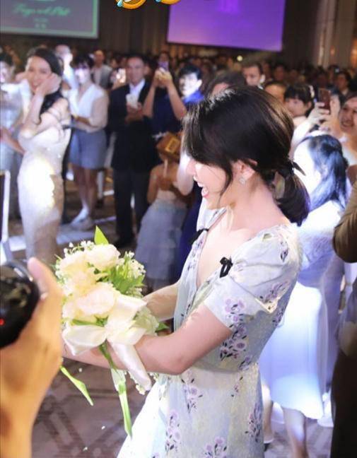 Mai|泰国女星Mai穿印花裙参加好友婚礼，优雅气质抢尽新娘风头