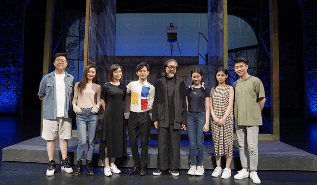 气质|多多与话剧演员们合影，身高直逼何炅气质出众，高清舞台照再曝光