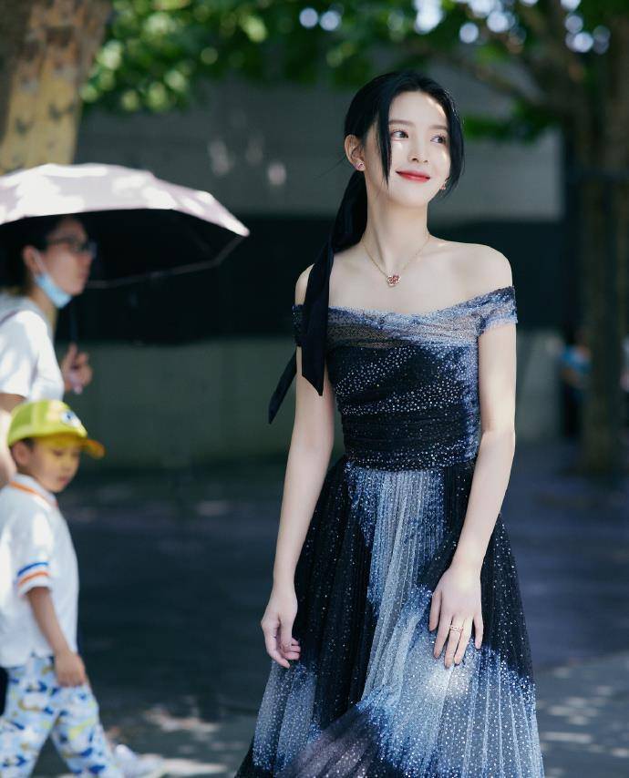 刘浩存|电影之夜红毯：倪妮高叉裙撩人，刘浩存又仙又欲，章子怡深V蕾丝