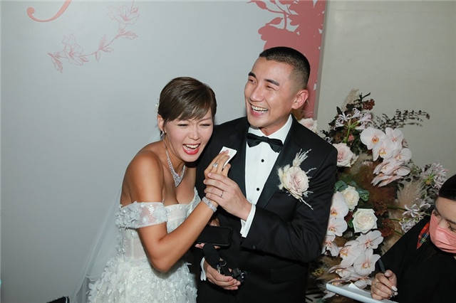演员洪永城婚礼现场图曝光,当场激动落泪,妻子已怀有4个月身孕_梁诺
