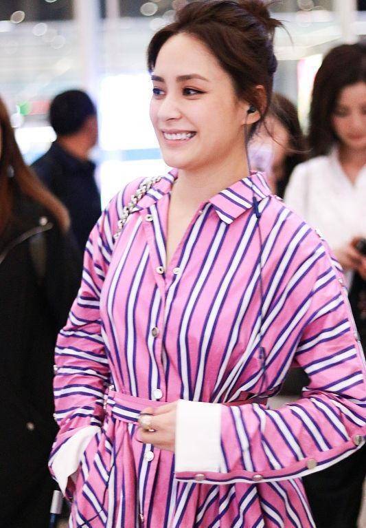 服装|阿娇、阿Sa合体现身机场,休闲搭配和随性,状态看着都挺少女
