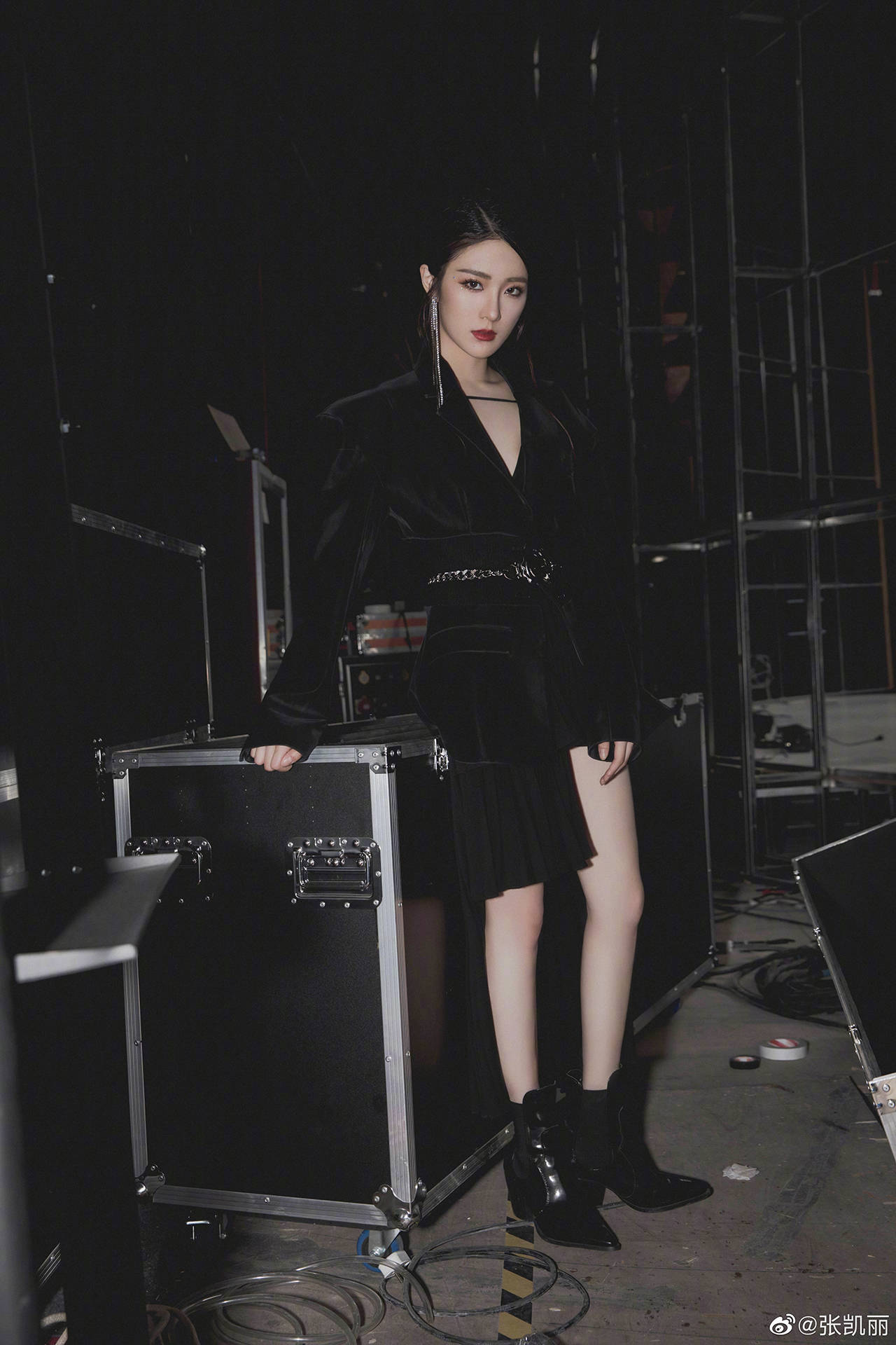 凯丽母女暗黑风走秀slay全场穿小腰封勒得恶心被称人间真实