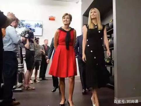 高跟鞋|38岁伊万卡高调亮相,一袭小黑裙优雅又高级,180cm尽显超模身材