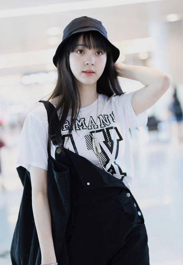 因为|欧阳娜娜看起来还是很娇嫩的！婴儿肥脸+吊带裤，学生范都出来了