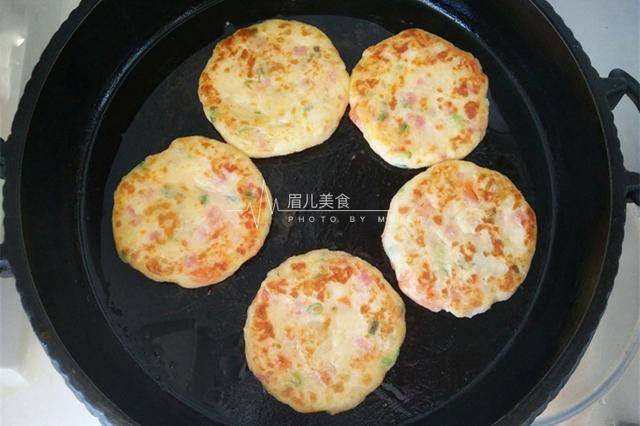 加入适量|早餐就是要快，这小饼软糯可口，营养足，十分钟准能端上桌