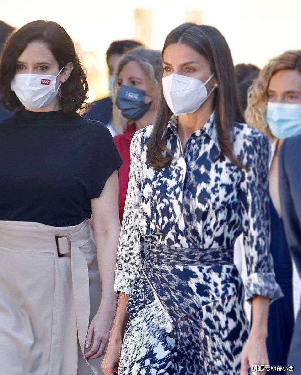 身材|被西班牙王后的衣品惊艳到了,穿印花套裙配红鞋,气质优雅又高级