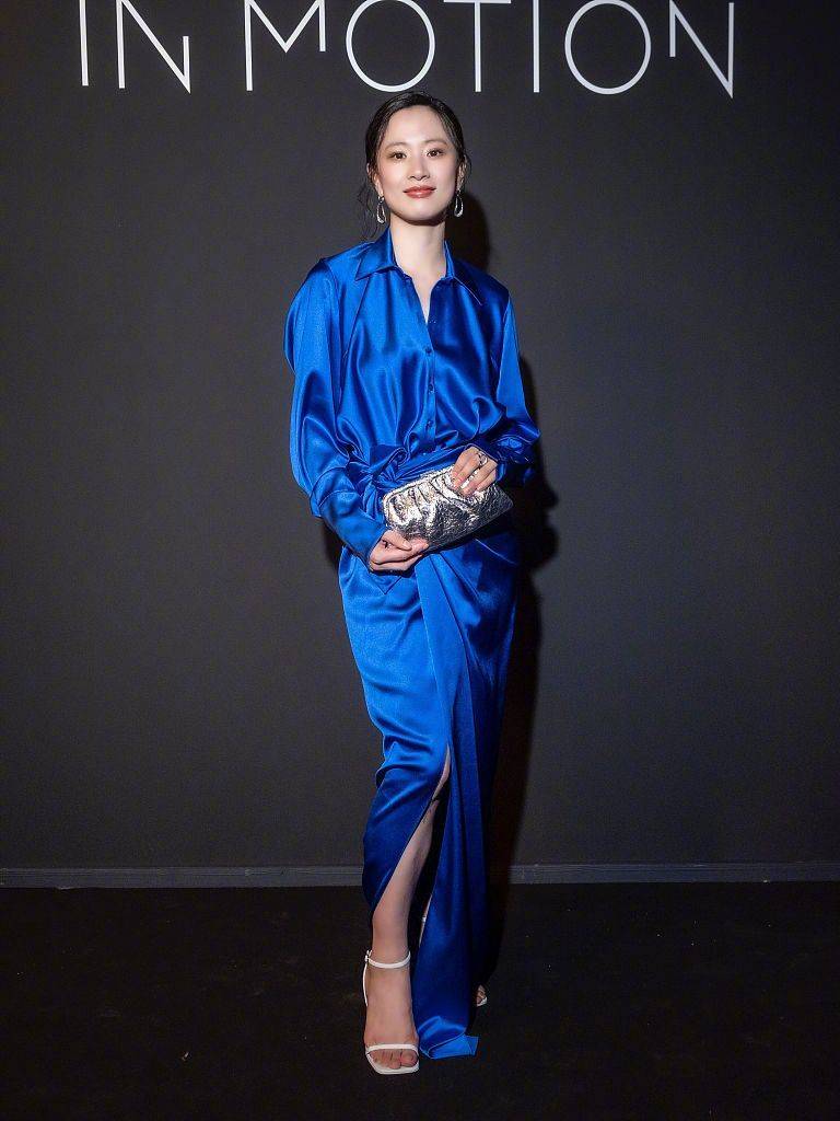 显得|李梦在戛纳“一枝独秀”，穿衬衫裙出席晚宴再成焦点，身材很哇塞