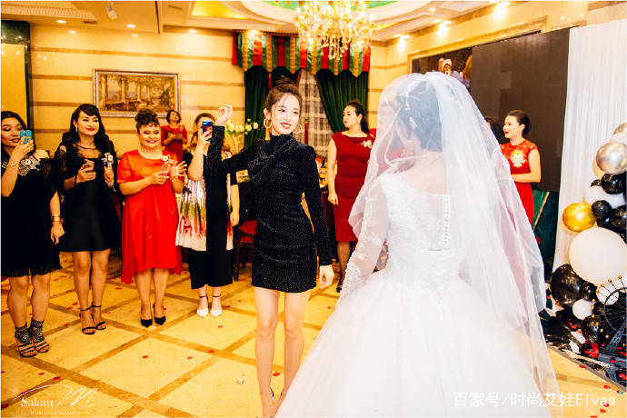 短裙|古力娜扎终于高调，25岁罕见修身短裙，筷子腿比剧里惊艳多了