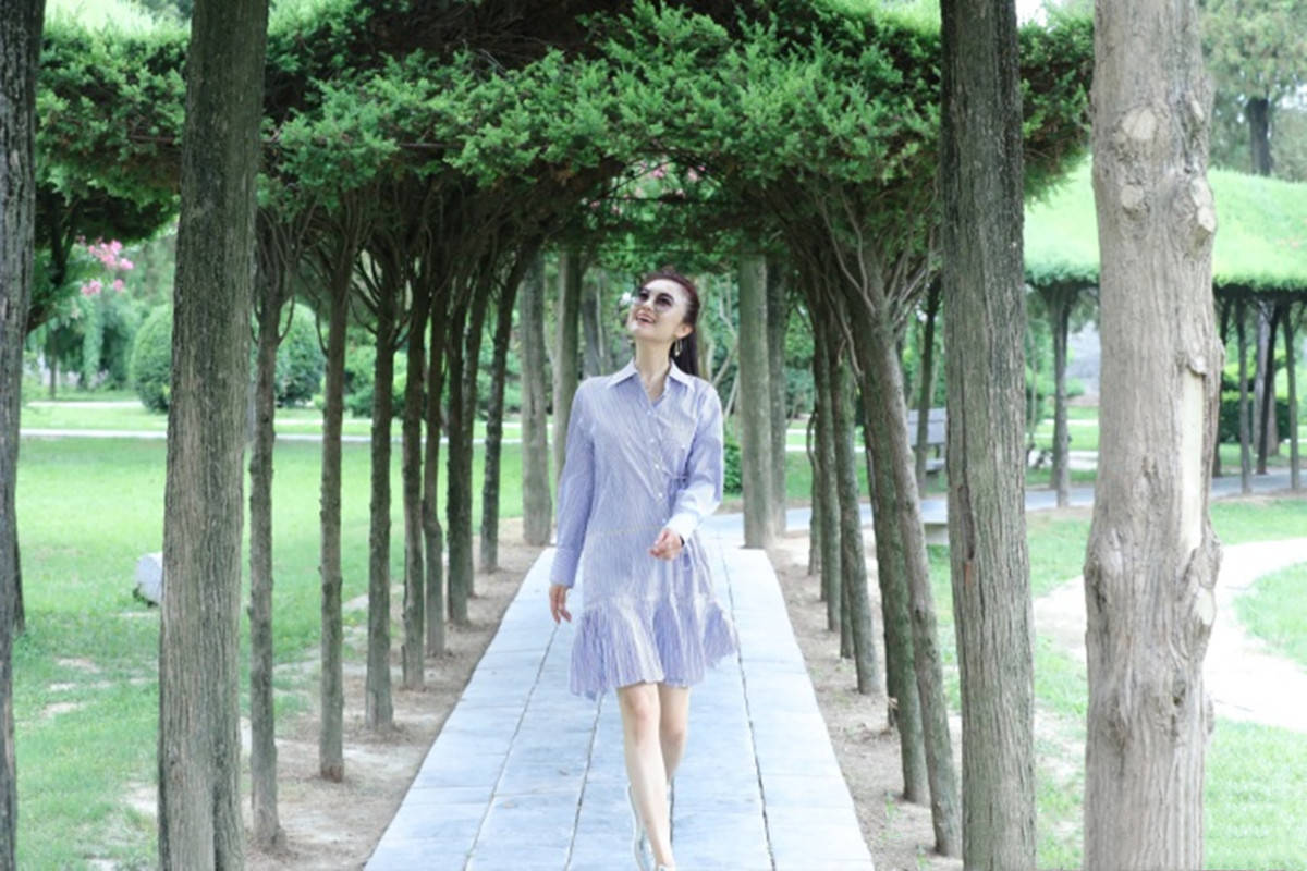 设计|玖月奇迹王小玮身材原来这么好，穿衬衫裙短过膝盖，小细腿真抢镜