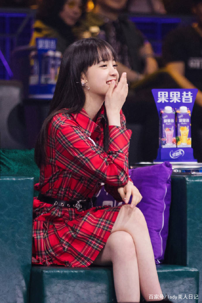 衣裙|欧阳娜娜齐刘海像个日本女孩！格纹衬衫裙很少女心，发型风格多变