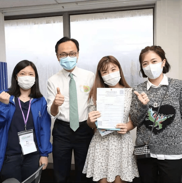 甘比|甘比穿搭也太潮了吧,41岁好像个女大学生,和刘銮雄同框似父女