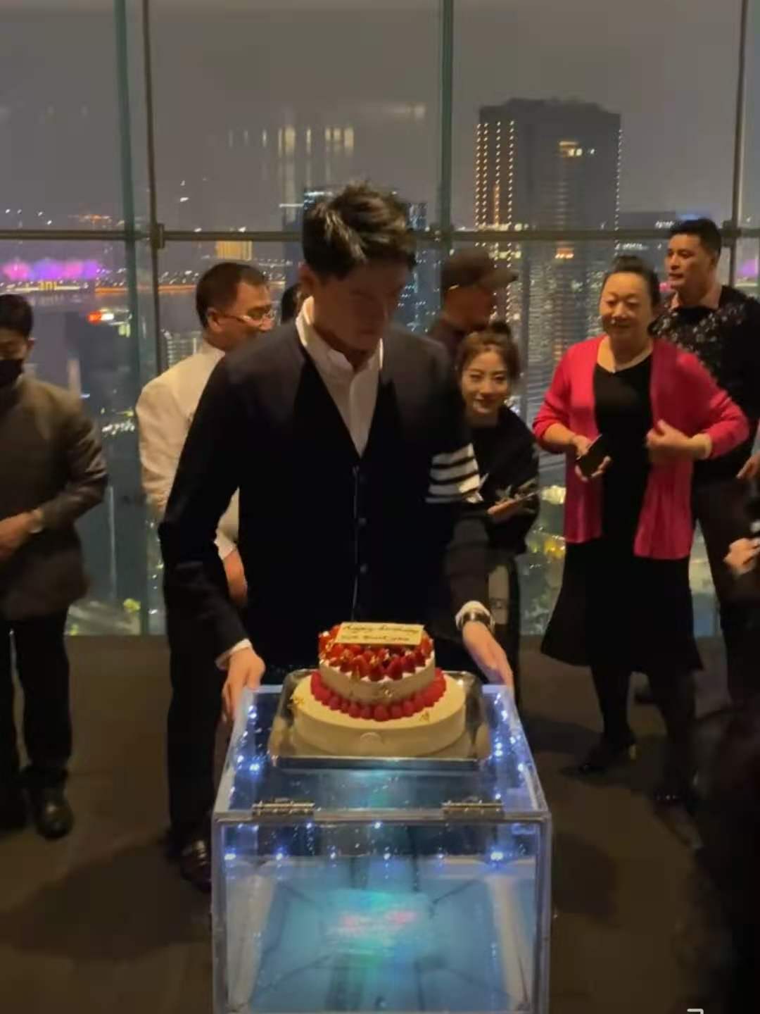主动|孙杨走出来了！禁赛后与3兄弟水上狂欢，老爸陪其玩“摩托艇”