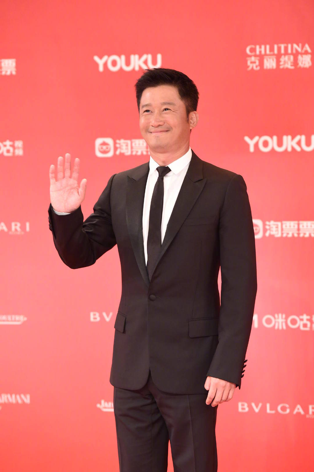 吴京|上海电影节闭幕红毯！郝蕾红裙高调，张子枫惊艳，吴京皮肤黑好多