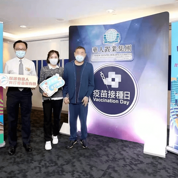 甘比|甘比穿搭也太潮了吧,41岁好像个女大学生,和刘銮雄同框似父女