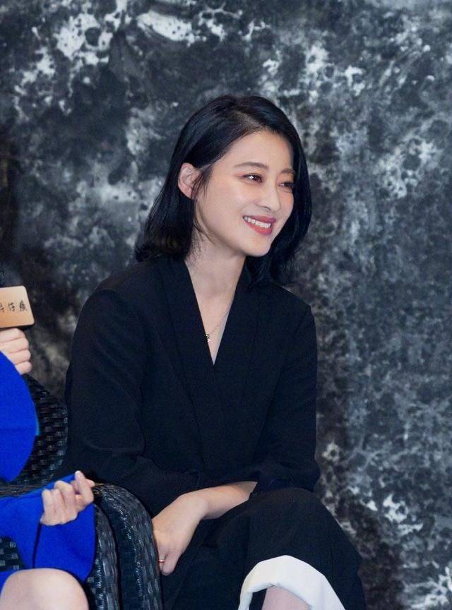 黑色|梅婷接受访问素颜出镜，脸松弛自然，皱纹真实但纯天然就是漂亮！