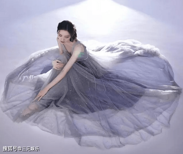 唐艺昕|唐艺昕的状态真A，穿纱裙身姿曼妙，手捧莲花宛如花仙子