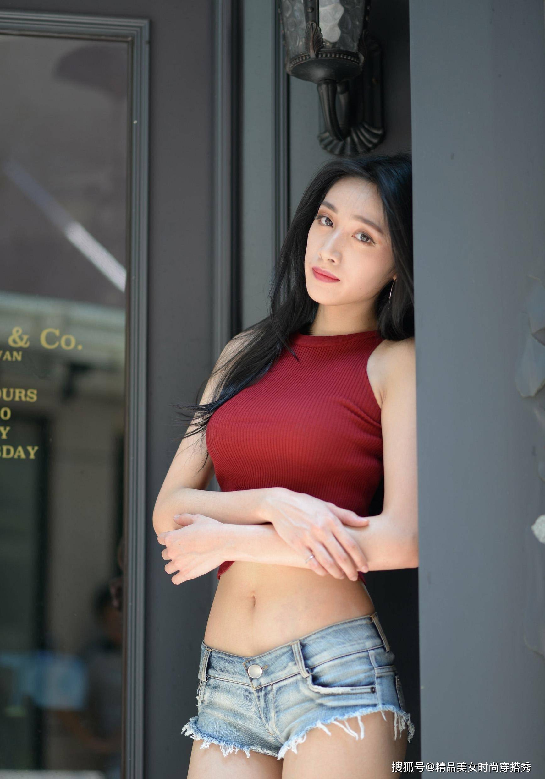 魅力|可纯可欲甜美小心机，牛仔短裤知性而优雅，简约而不失魅力