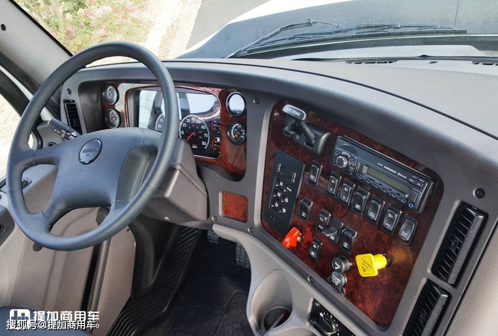 从这台福莱纳114 sd上,我们能看到很多美国卡车与欧洲卡车相不同的有