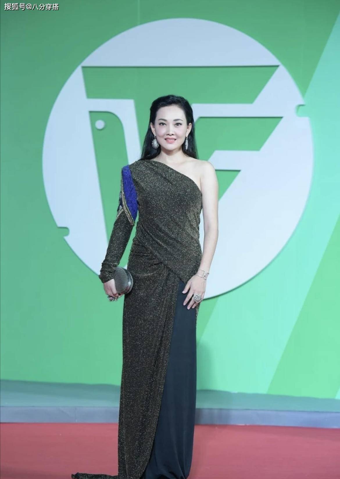 美眉|牛莉“阿姨辈”里最会打扮,一袭白色无袖礼服干净清爽,身材婀娜