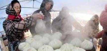 要求|情侣吃早餐要求打包,服务员一拳砸下去情侣懵圈了,网友:没毛病