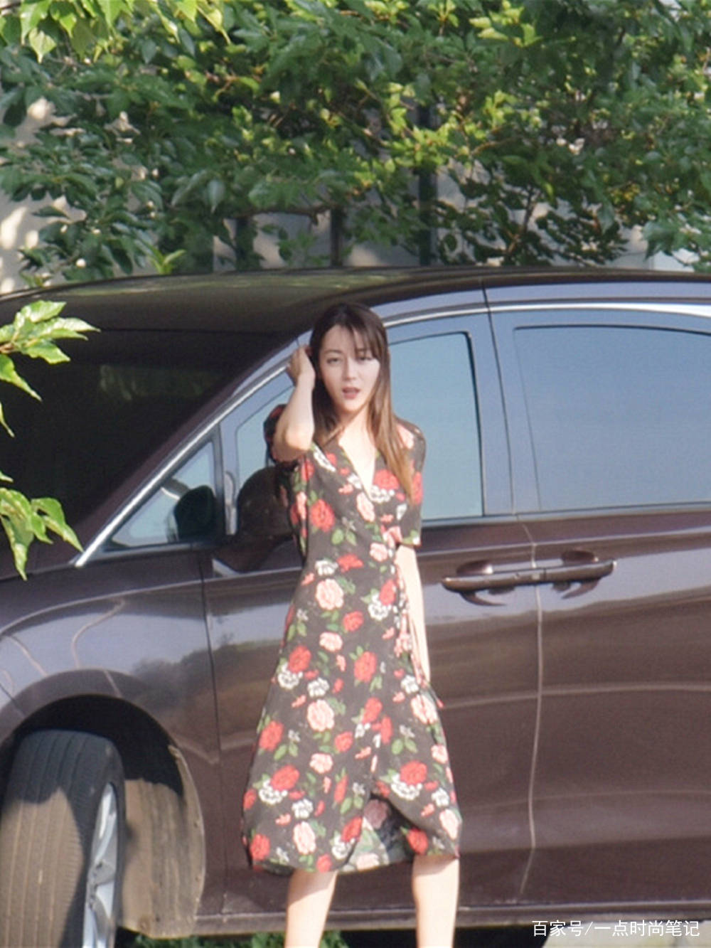 显得|迪丽热巴夏日私服迷上印花裙,她的腰臀比和长腿真的一绝啊!