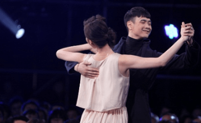 她3岁失去双臂,上非诚勿扰为小伙留灯到最后,牵手后下台就被甩_雷庆瑶