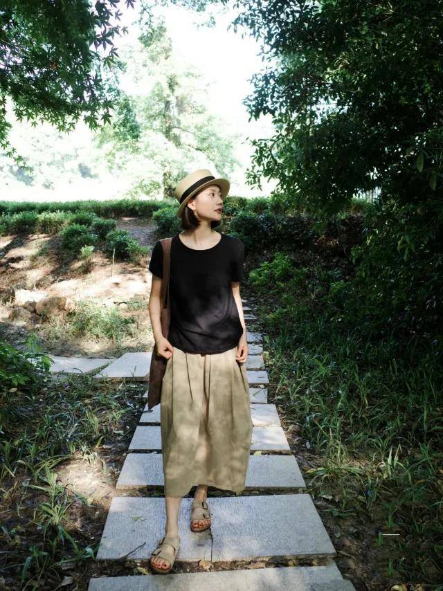 高个子|穿来穿去，还是T恤最实用，今夏这样选款、挑色，上身才时髦吸睛