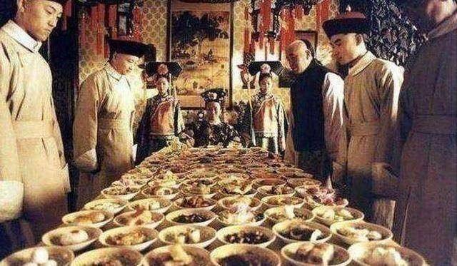 德龄|慈禧吃一次饭，会布约150道菜，一道菜再可口，也决不能吃过三口