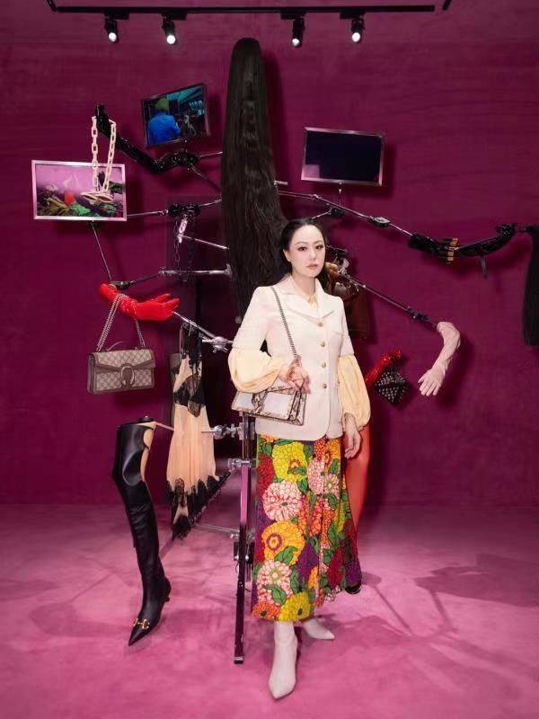 贵妇|被章小惠的“贵妇感”惊艳，穿西装配彩色印花裙，高贵又洋气