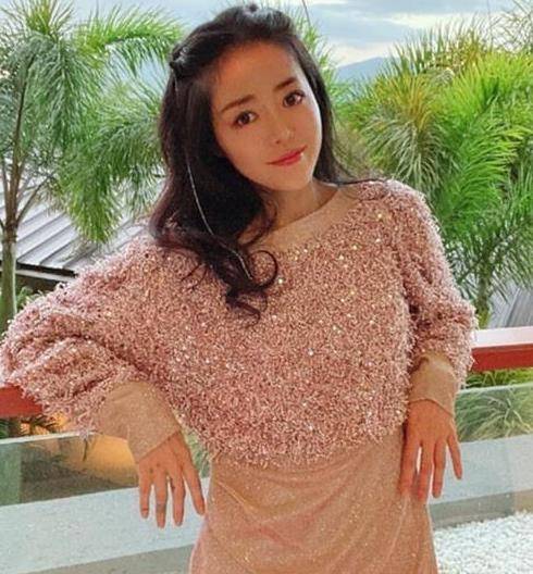 黑色|安又琪穿“项链鞋”登台热舞,鞋子设计惹全网热议:到底要怎么穿
