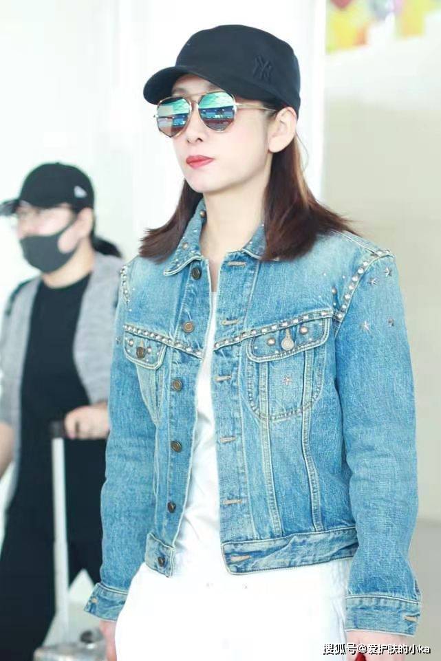 公主|秦海璐被老公宠成公主，穿牛仔装洋气，皮肤粉嫩减龄得不像42岁