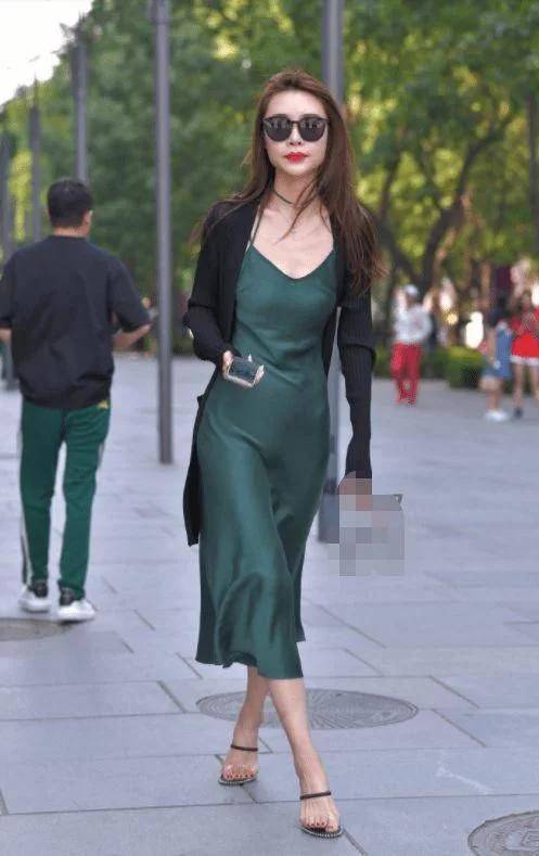 设计|墨绿色真丝裙搭配黑色针织衫，美得高级，时尚又亮眼！