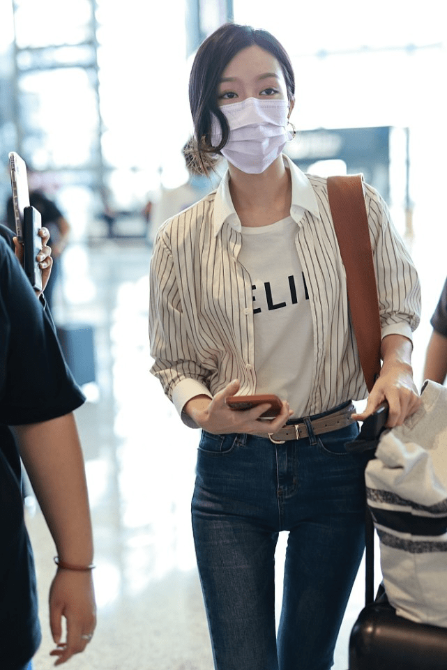 文咏珊|文咏珊性格慵懒随性,衬衫不系扣领口大敞,32岁气质成熟有韵味