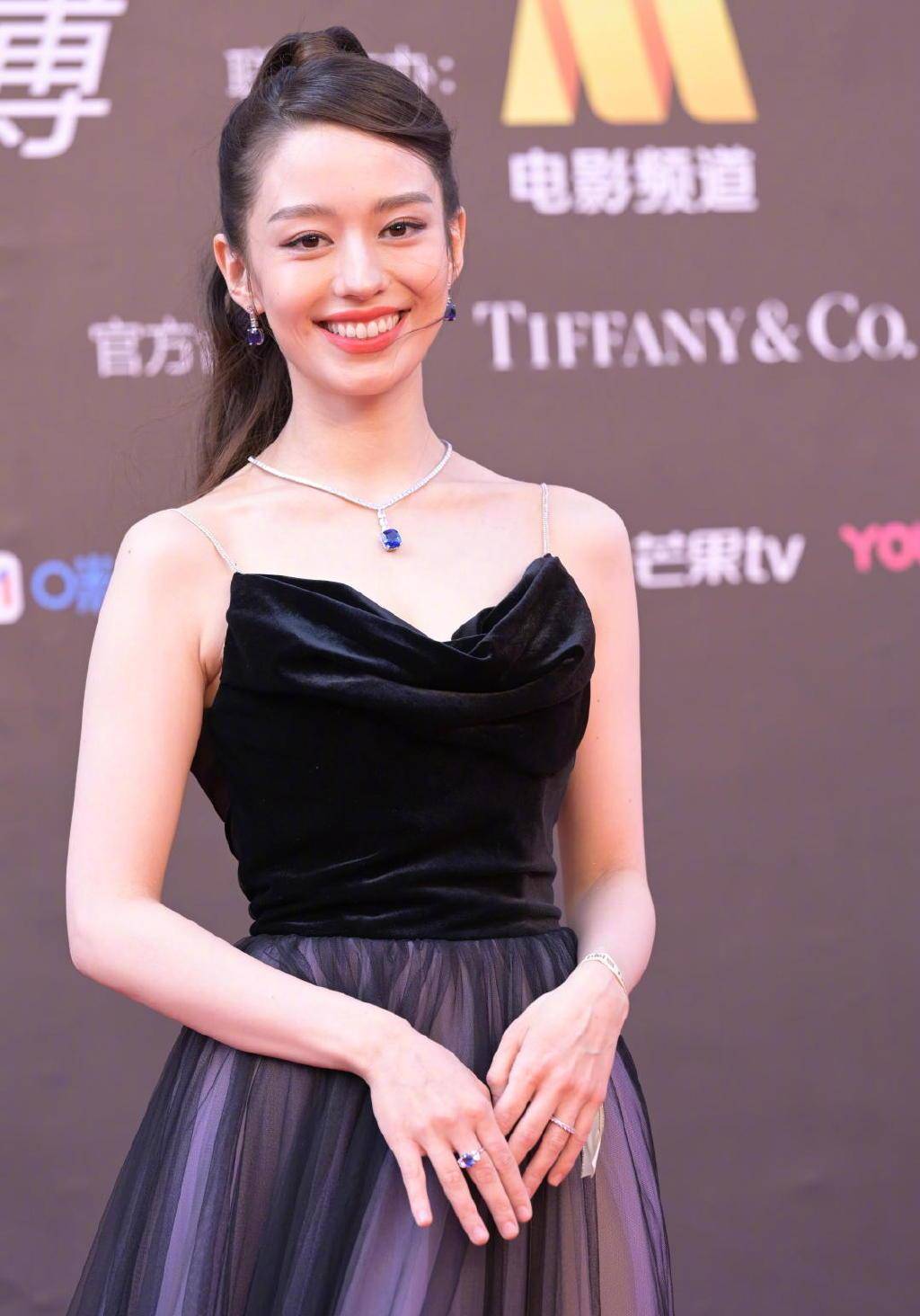刘浩存|电影之夜红毯：倪妮高叉裙撩人，刘浩存又仙又欲，章子怡深V蕾丝