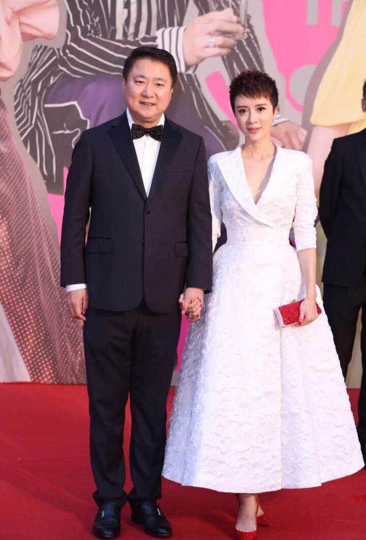老公|金巧巧携老公现身，一袭百褶裙气质出众，48岁老公休闲装好接地气