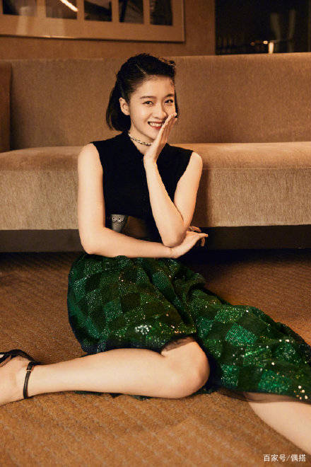 张俪|陈赫娇妻张子萱厉害了！T恤搭印花长裙，减龄时髦，35岁美回25岁