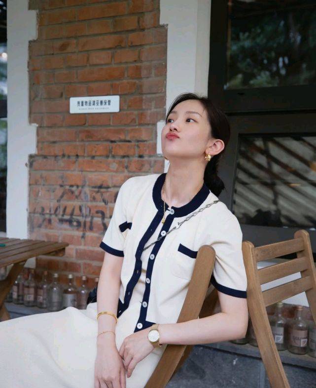 能在|会穿衣搭配很关键，只要会搭配，穿上基础款也能在人群中脱颖而出