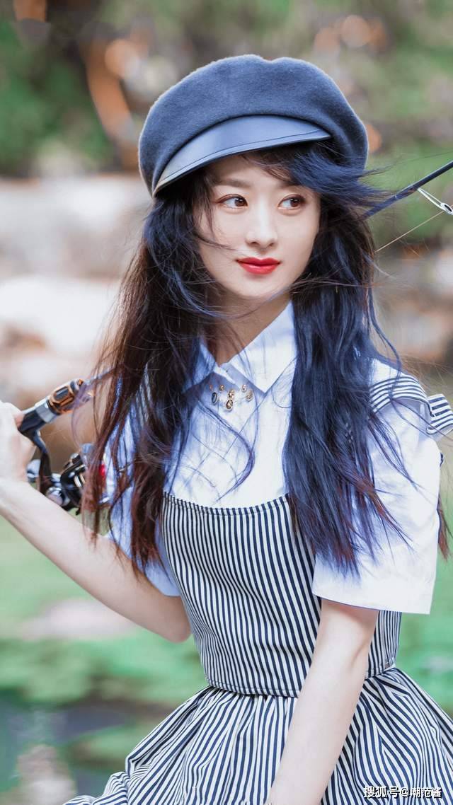 设计|赵丽颖的撩人秘诀都在这儿,圆脸妹妹吊带也可以穿出高级感