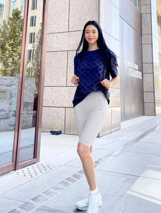 面料|克拉拉穿骑行裤亮相，整个身材没有一丝赘肉，这单品太适合她了