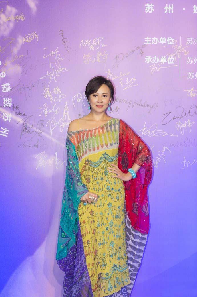 身材|刘嘉玲夫妇罕见同台,一袭碎花裙变复古女郎,梁朝伟一脸假笑相迎