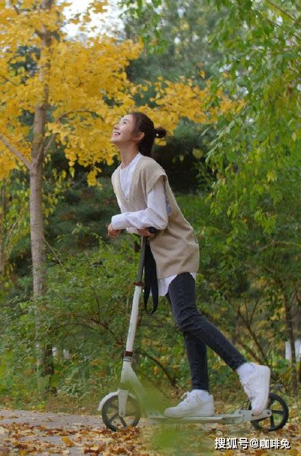 香芋|“谋女郎”刘浩存的时尚品味真不错，未来可期，颜值艳压章子怡