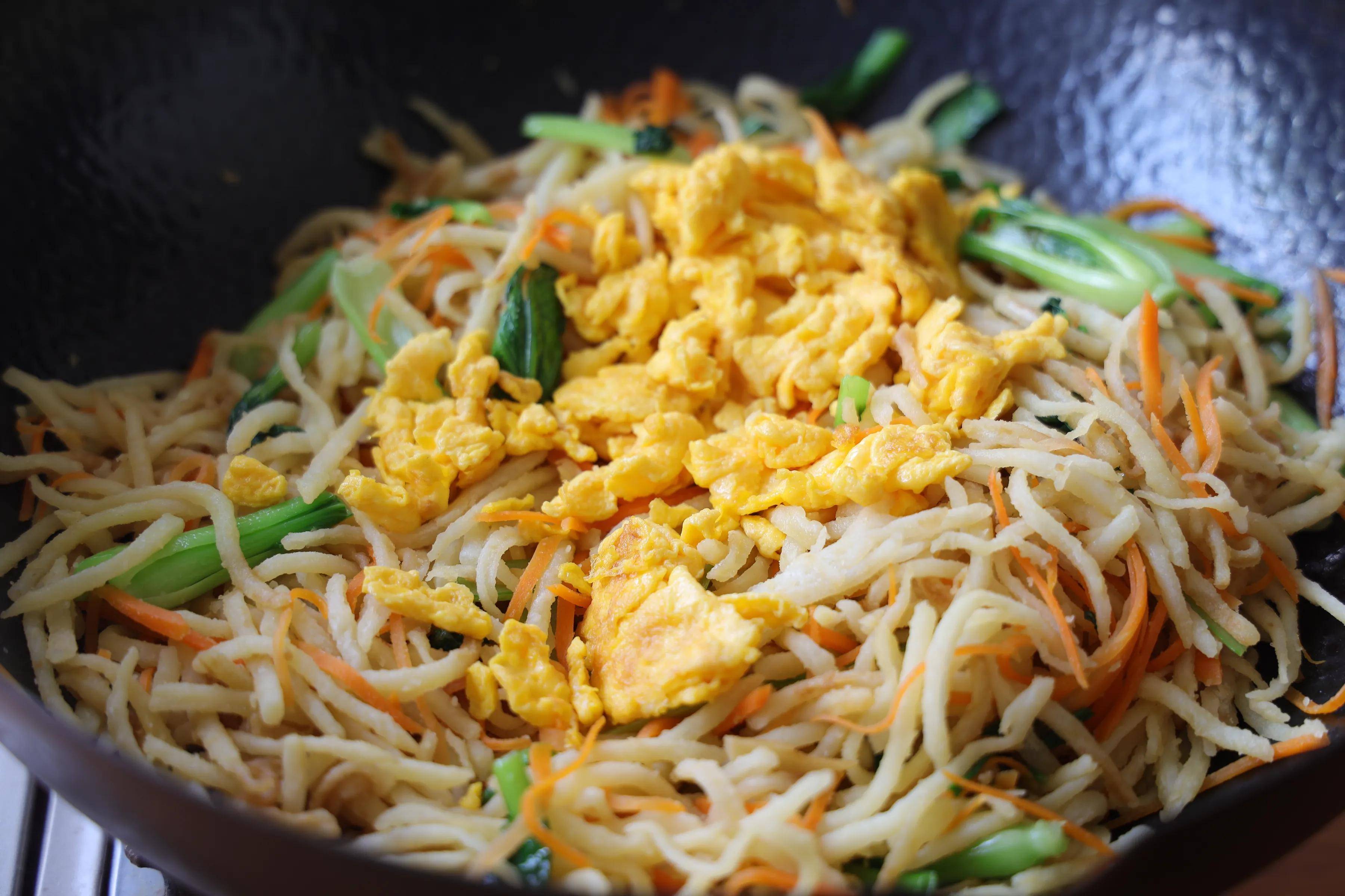 原创伏天,我家最爱的土豆吃法,炒一大锅,蔬菜主食都有,好吃又省事