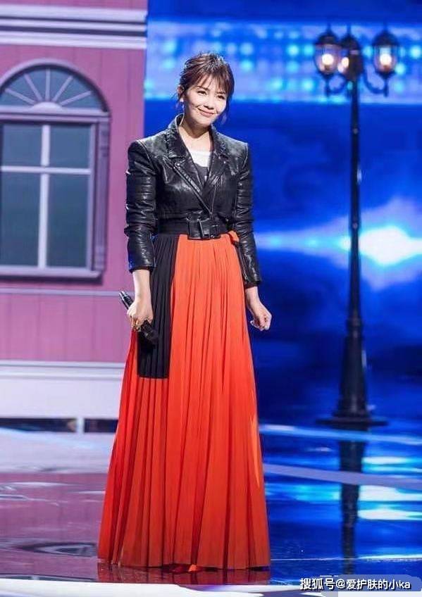 短裙|刘涛真是“皮衣女神”，不同的皮衣件件洋气，穿起来帅气又优雅