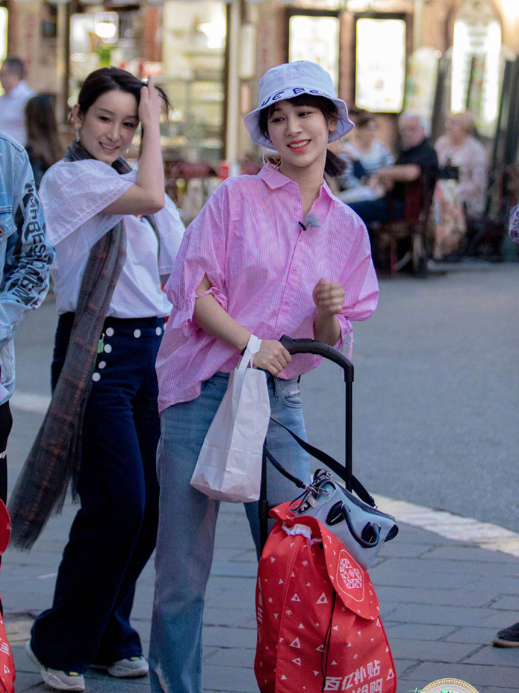 颜色|杨紫厉害了！身穿两套衬衣配半裙高级又时髦，携父亲走红毯真抢镜