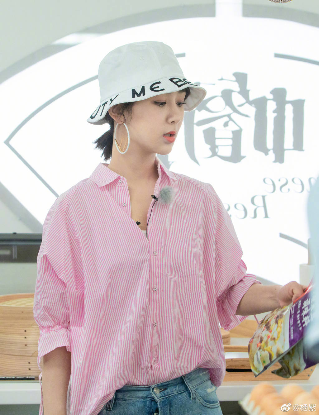 颜色|杨紫厉害了！身穿两套衬衣配半裙高级又时髦，携父亲走红毯真抢镜