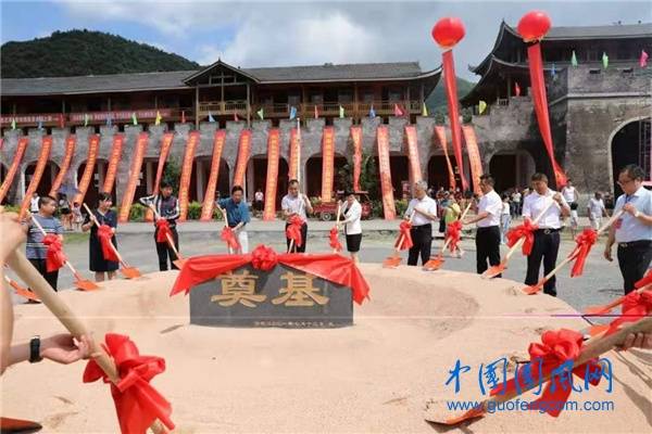 路大艳参加松桃县腊尔山红石堡、潜龙洞景区升级改造项目开工奠基仪式。