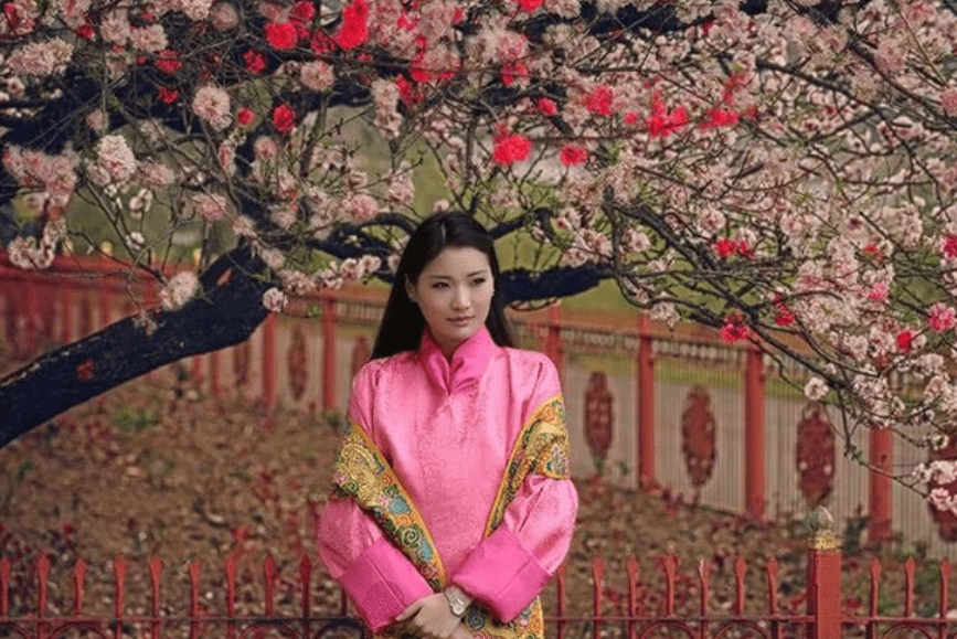 因为|不丹王后怀二胎变调皮，躲在国王身后藏着孕肚，偏要穿绣花高跟鞋