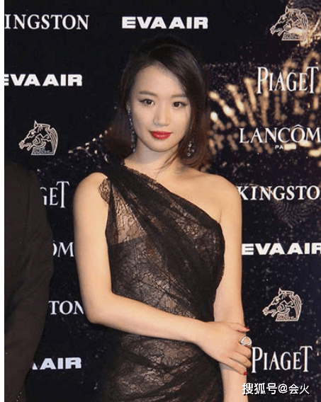 晚宴|李梦蓝色衬衫裙亮相晚宴，红唇凸显自信，长裙拖地被网友嘲太老气